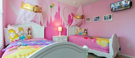 6 bedrooms, iron/ironing board, WiFi, bed sheets