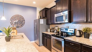 冰箱、微波炉、烤箱、炉灶