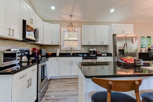 Frigorifero, microonde, forno, piano cottura