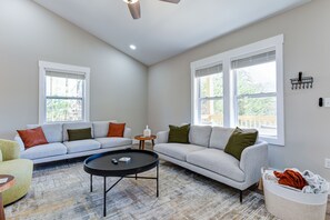 Smart TV, libri, monitor per computer