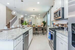 雪櫃、微波爐、焗爐、爐具