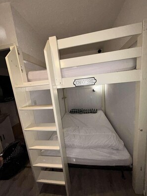A bunk bed with a label 'CHAMBRE' on the top bunk.