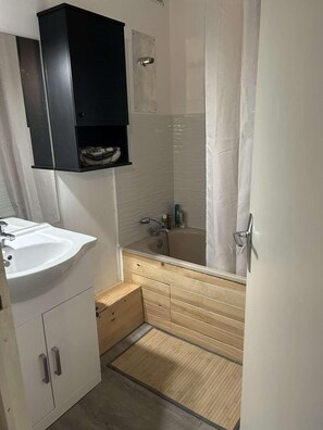 Bathroom - Resort center, 5th floor, balcony, tv, ski locker, 26m², Les Orres (Les Orres)