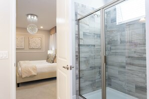 6 habitaciones, tabla de planchar con plancha, wifi y ropa de cama