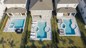 Un quartier résidentiel comprenant trois maisons, chacune dotée d’une piscine et d’un espace extérieur aménagé pour se détendre.