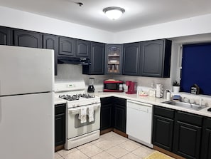 A kitchen with a refrigerator, stove, microwave, and dishwasher. - Luxury 2Kings Bedroom Near EWR airport/NYC manhattan (Newark)