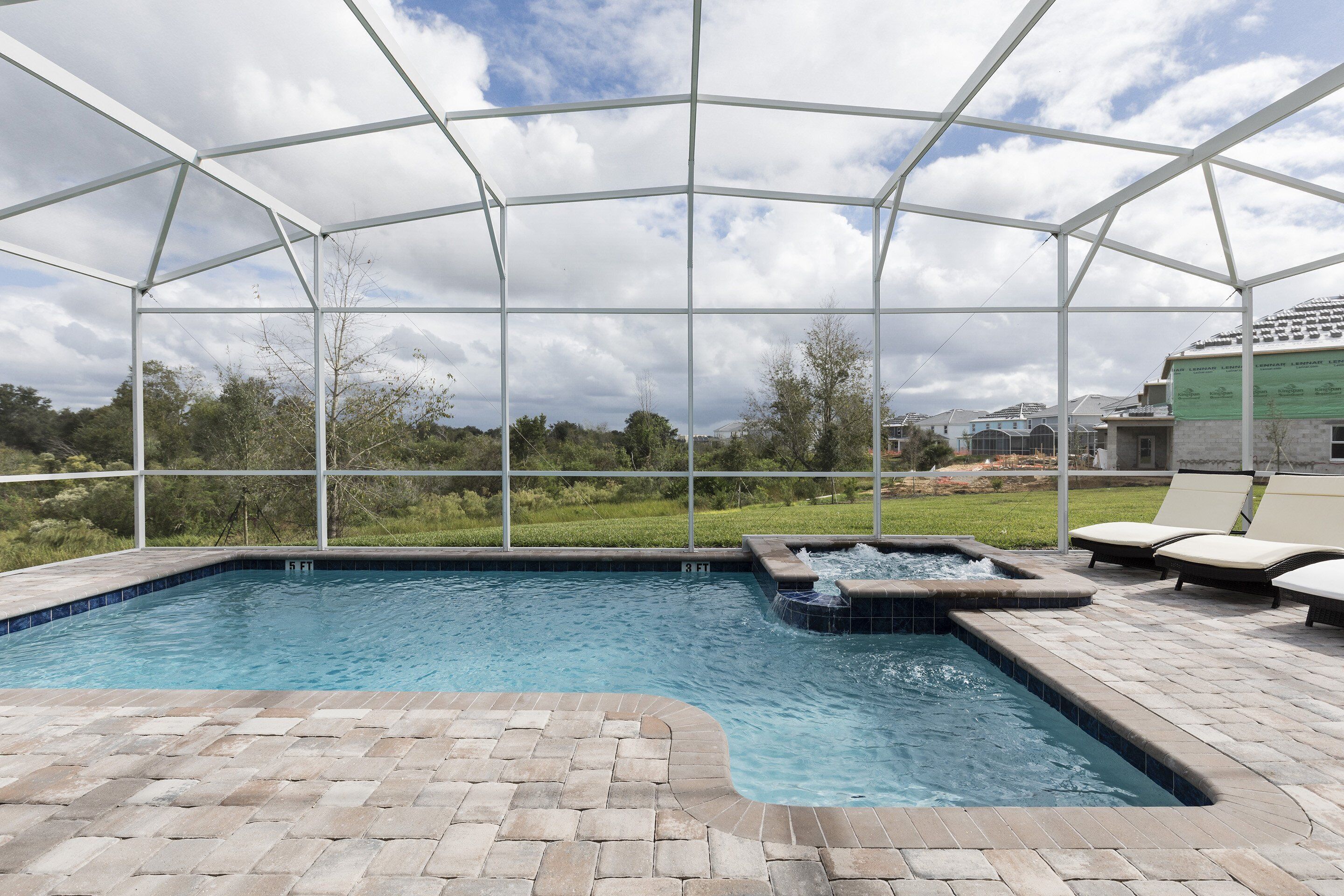 Una piscina cubierta al aire libre con vistas al paisaje circundante.
