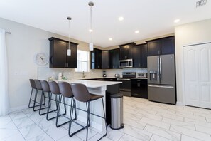 冰箱、微波炉、烤箱、炉灶