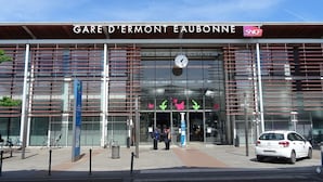 Ein modernes Gebäude mit der Aufschrift "GARE D'ERMONT EAUBONNE SNCF".