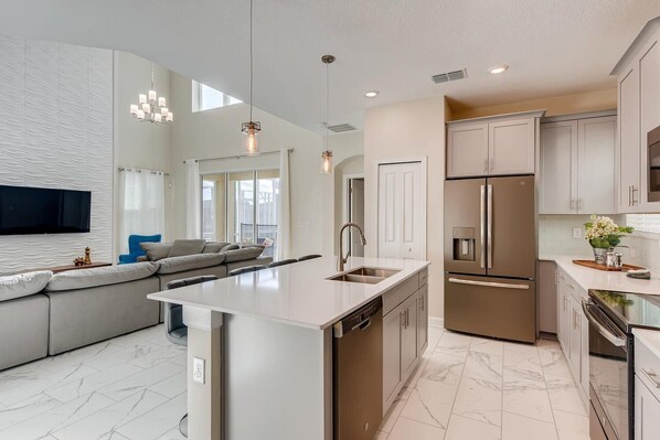 Réfrigérateur, four à micro-ondes, un four, surface de cuisson