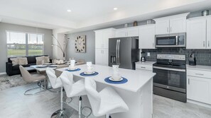 Réfrigérateur, four à micro-ondes, un four, surface de cuisson