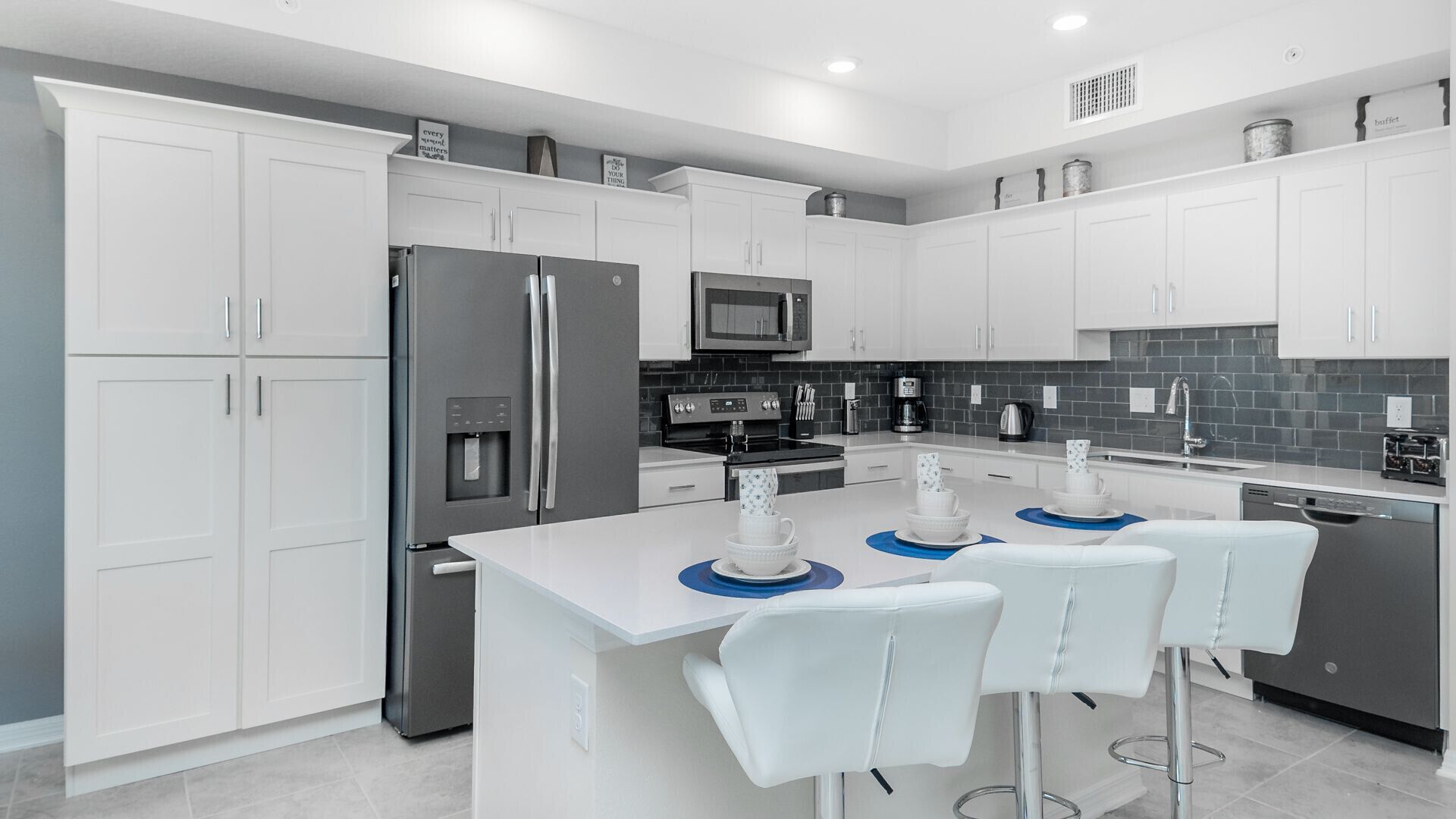 Kjøleskap, mikrobølgeovn, ovn og kokeplater