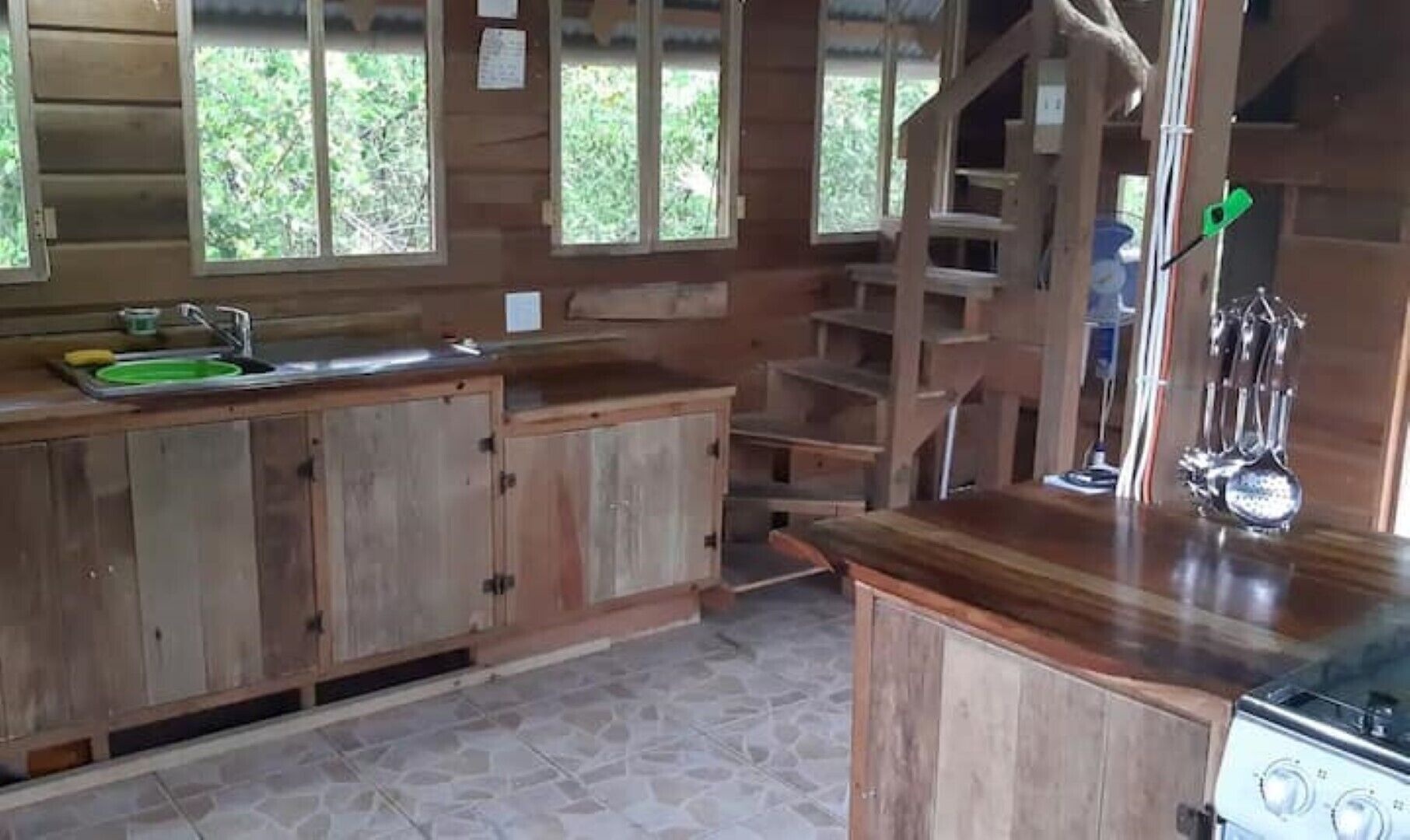 Kjøleskap, ovn, kokeplater og vannkoker