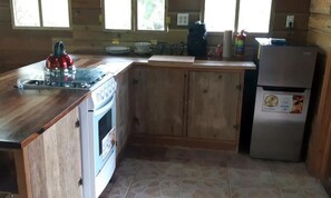 Kühlschrank, Ofen, Herdplatte, Wasserkocher