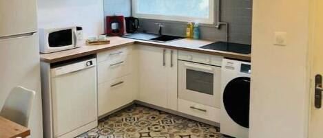 Een koelkast, een magnetron, een oven, een kookplaat