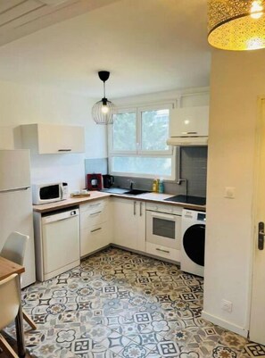 Réfrigérateur, micro-ondes, four, plaque de cuisson