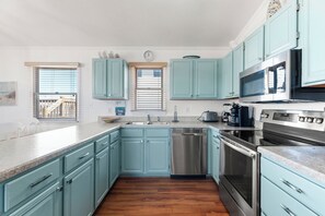 Frigorifero, microonde, forno, piano cottura