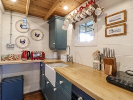 Frigorífico, hervidor eléctrico, tostadora y utensilios de cocina