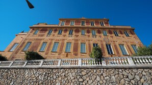 A large, historic building with multiple windows and a stone base. - Virgilio 2 - Villa Bice (Alassio)