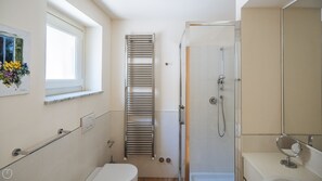 Appartamento (2 Bedrooms) | Bagno | Doccia, bidet, asciugamani, carta igienica
