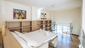 Appartamento (2 Bedrooms) | 2 camere, una scrivania, postazione laptop, ferro/asse da stiro