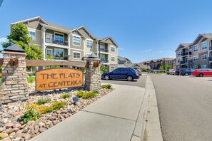Un quartier résidentiel où l’on peut lire sur un panneau : « Les appartements de Centerra ».