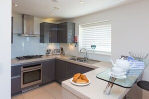 Geladeira, lava-louças, chaleira elétrica, torradeira