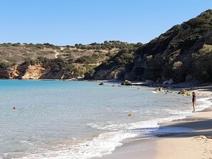 Nära stranden, solstolar och strandhanddukar
