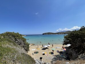 Nära stranden, solstolar och strandhanddukar