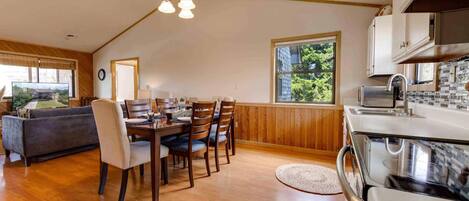 Surf-or-Sound-Realty-1057-Catchin-Some-Rays-Dining-Area-2