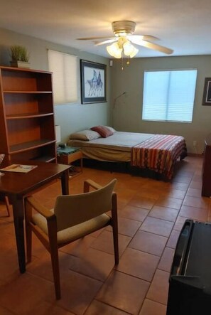 1 chambre, fer et planche à repasser, Wi-Fi gratuit, draps fournis