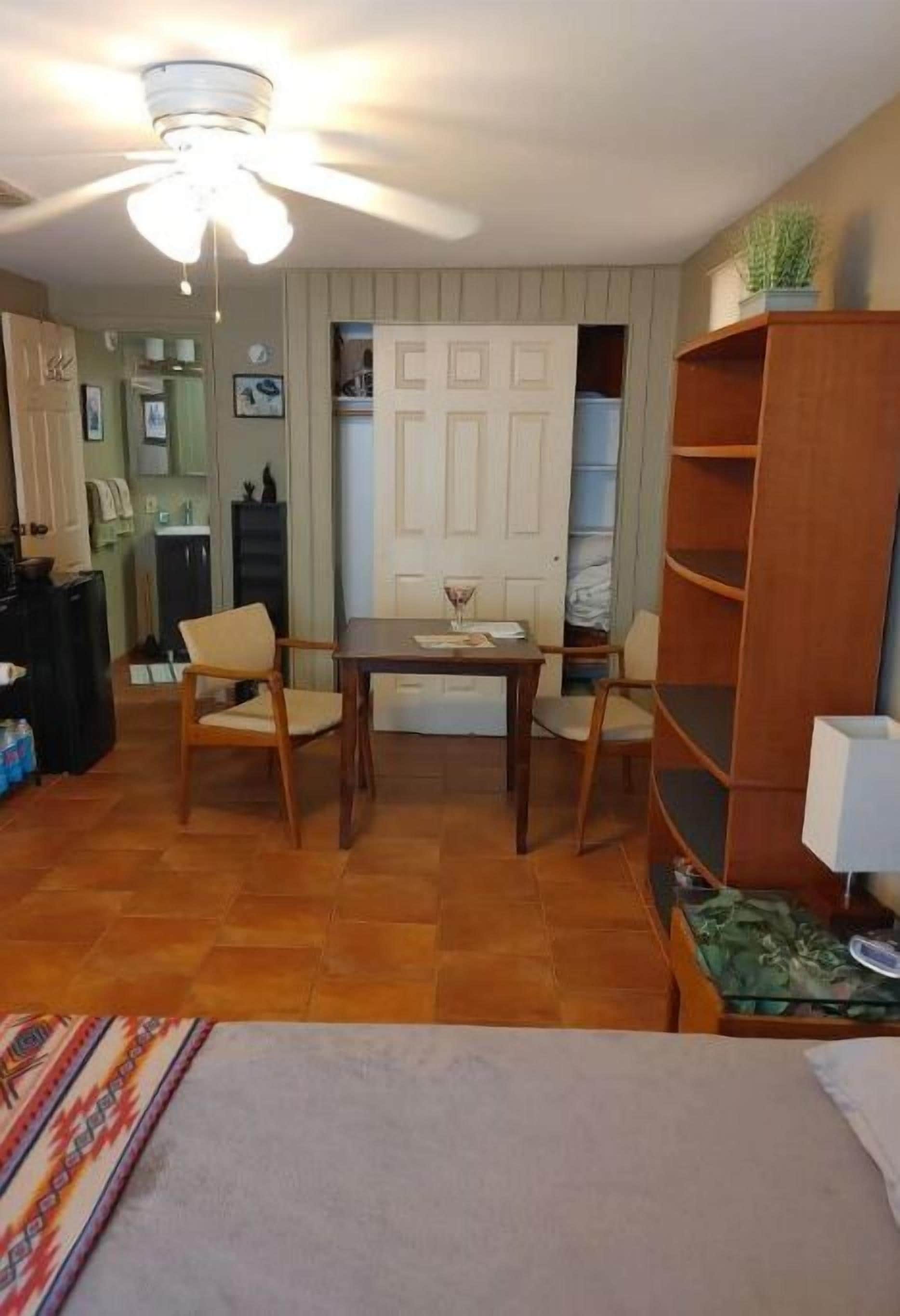 1 slaapkamer, een strijkplank/strijkijzer, gratis wifi, beddengoed