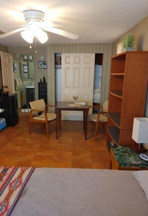 1 habitación, tabla de planchar con plancha, wifi gratis y ropa de cama 