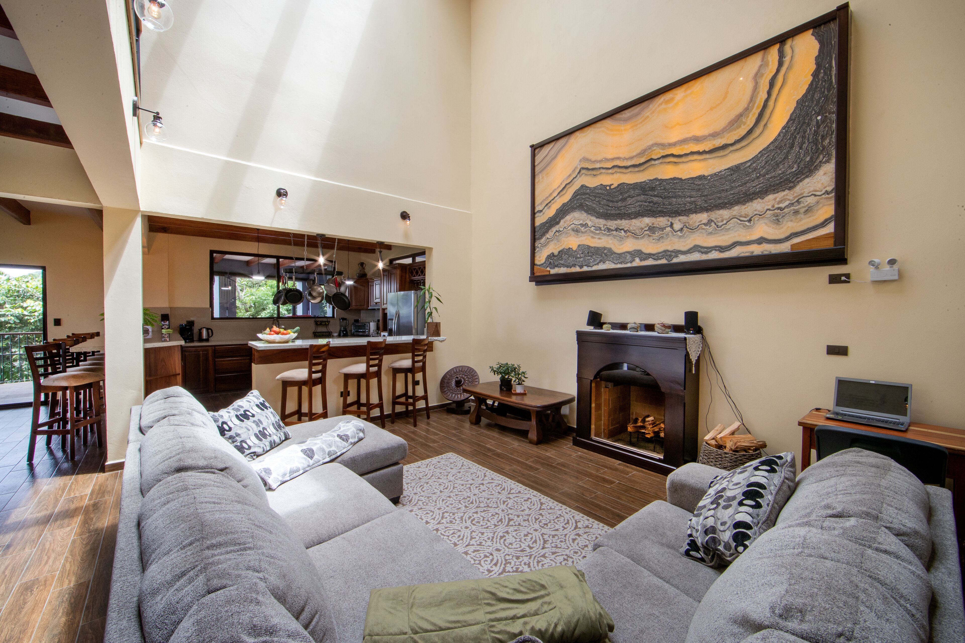 Una Smart TV, una chimenea, una mesa de tenis de mesa