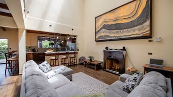 Una Smart TV, una chimenea, una mesa de tenis de mesa