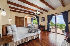 5 室のベッドルーム、セーフティボックス (室内)、デスク、アイロン / アイロン台