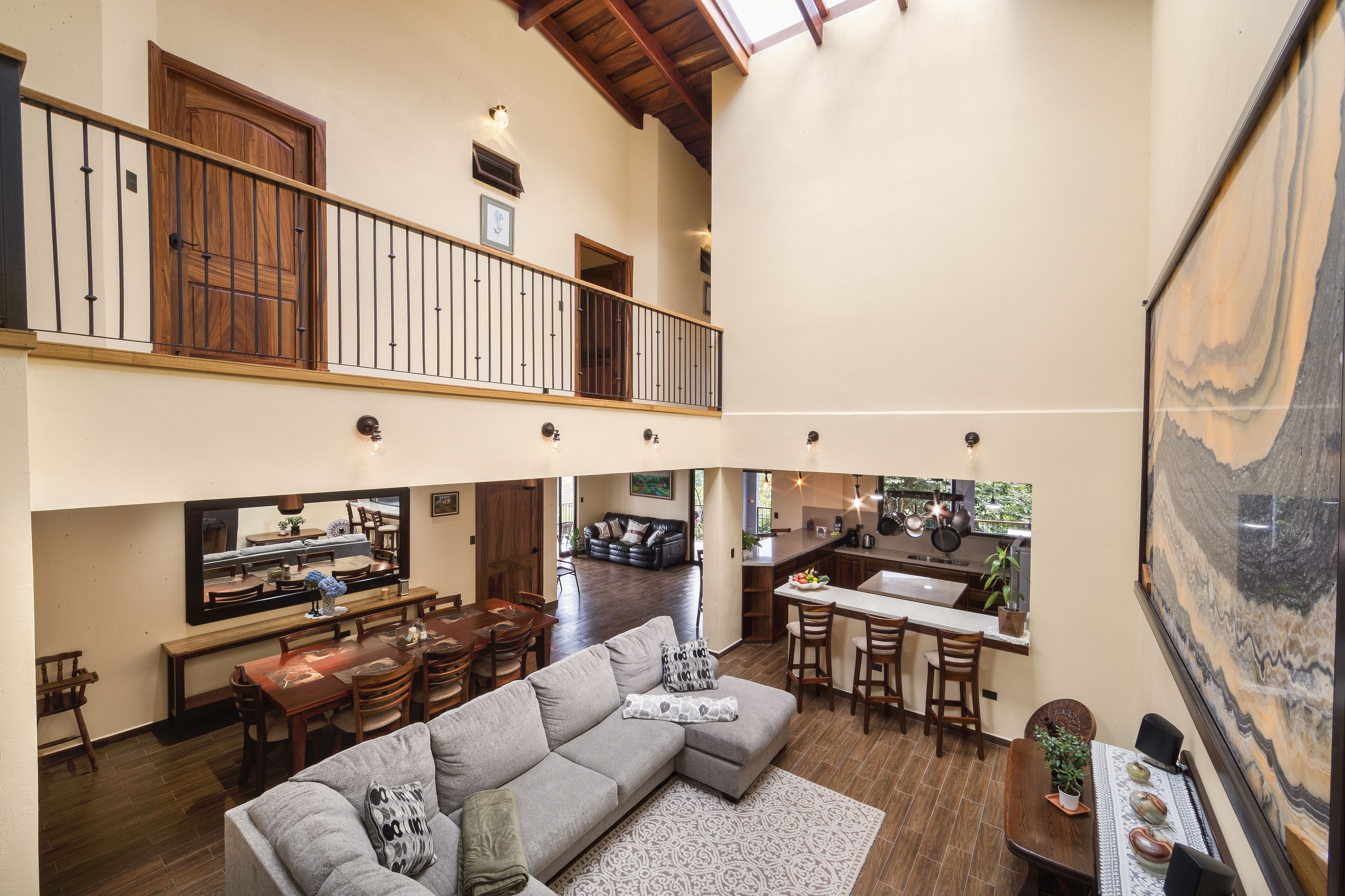 Smart-tv, een open haard, een tafeltennistafel en een stereo