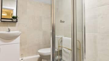 Appartement, privébadkamer | Badkamer