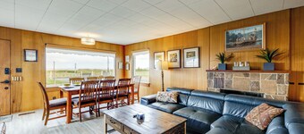 Beachfront Cottage on Seaside Promenade w/ Hot Tub