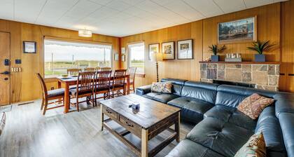 Beachfront Cottage on Seaside Promenade w/ Hot Tub