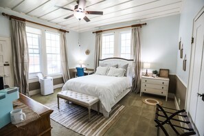 1 bedroom, desk, WiFi, bed sheets - Historic French Country-Built In 1854 / Free Bikes (Jefferson)