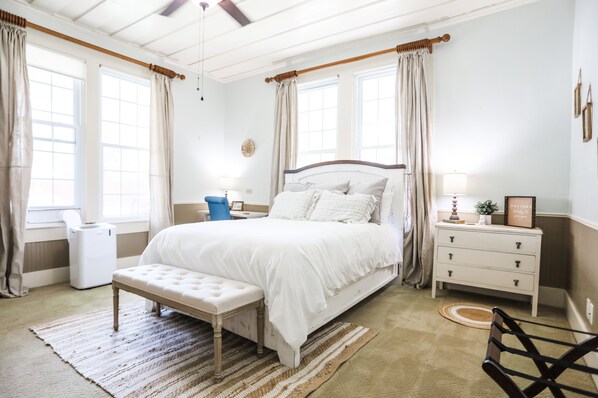 1 bedroom, desk, WiFi, bed sheets