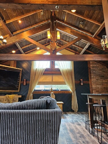 Tawitawoo Lodge with Hot Tub