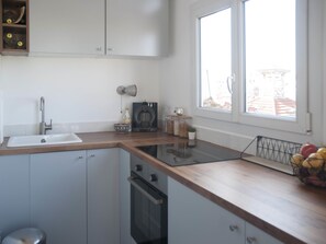 Kühlschrank, Mikrowelle, Ofen, Wasserkocher mit Kaffee-/Teezubehör