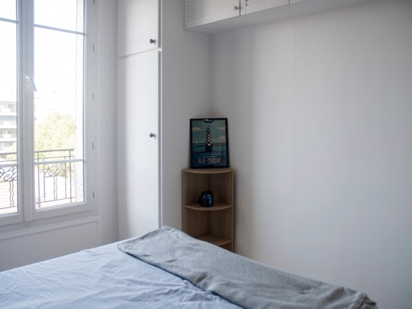 1 bedroom, bed sheets