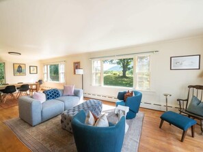 Een televisie, een open haard, boeken en een kantoor