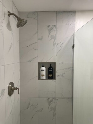 Badewanne, Haartrockner, Handtücher, Seife