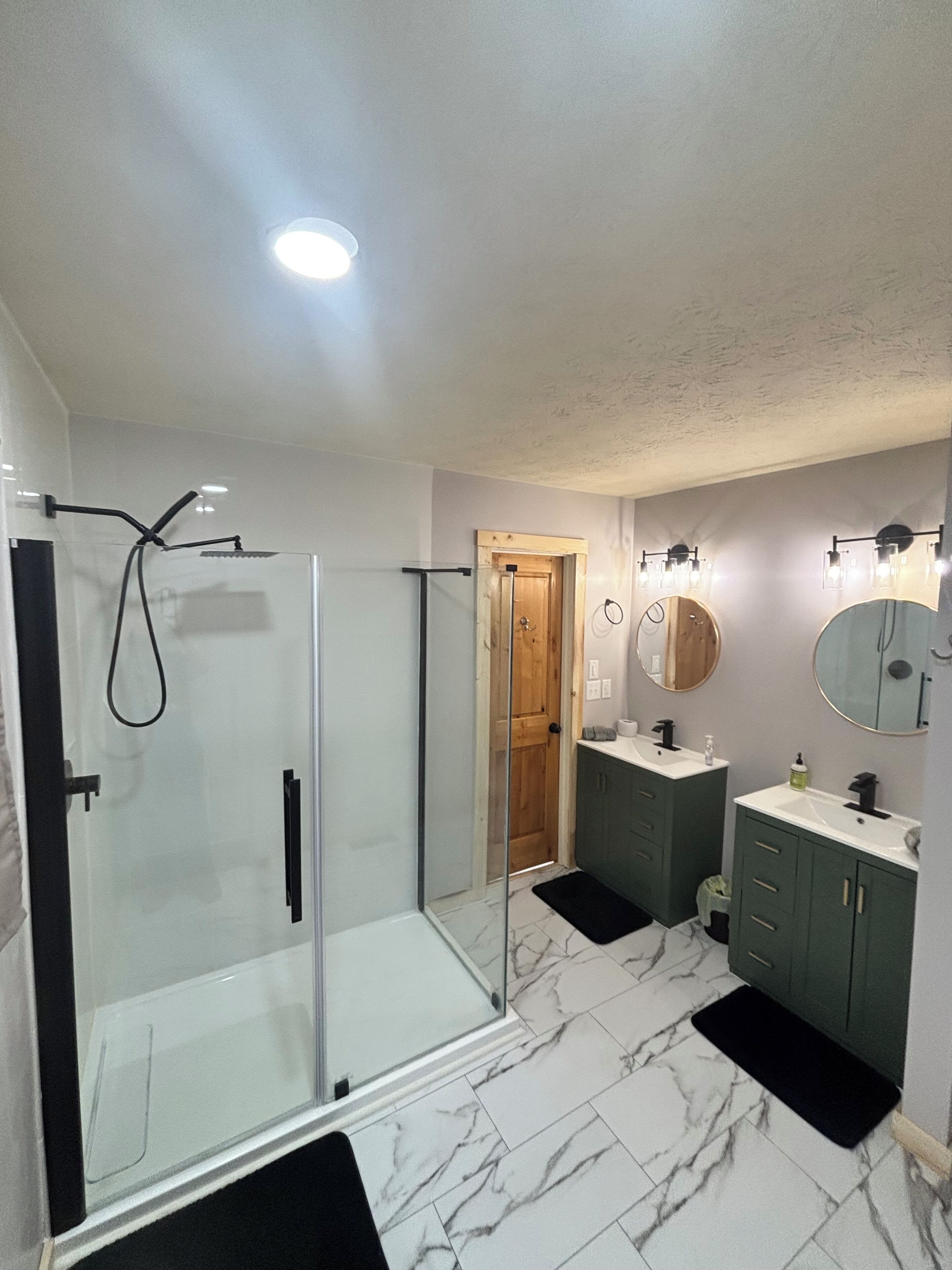 Combined shower/bathtub, hair dryer, towels, soap