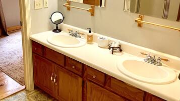 Combined shower/bathtub, hair dryer, towels, soap