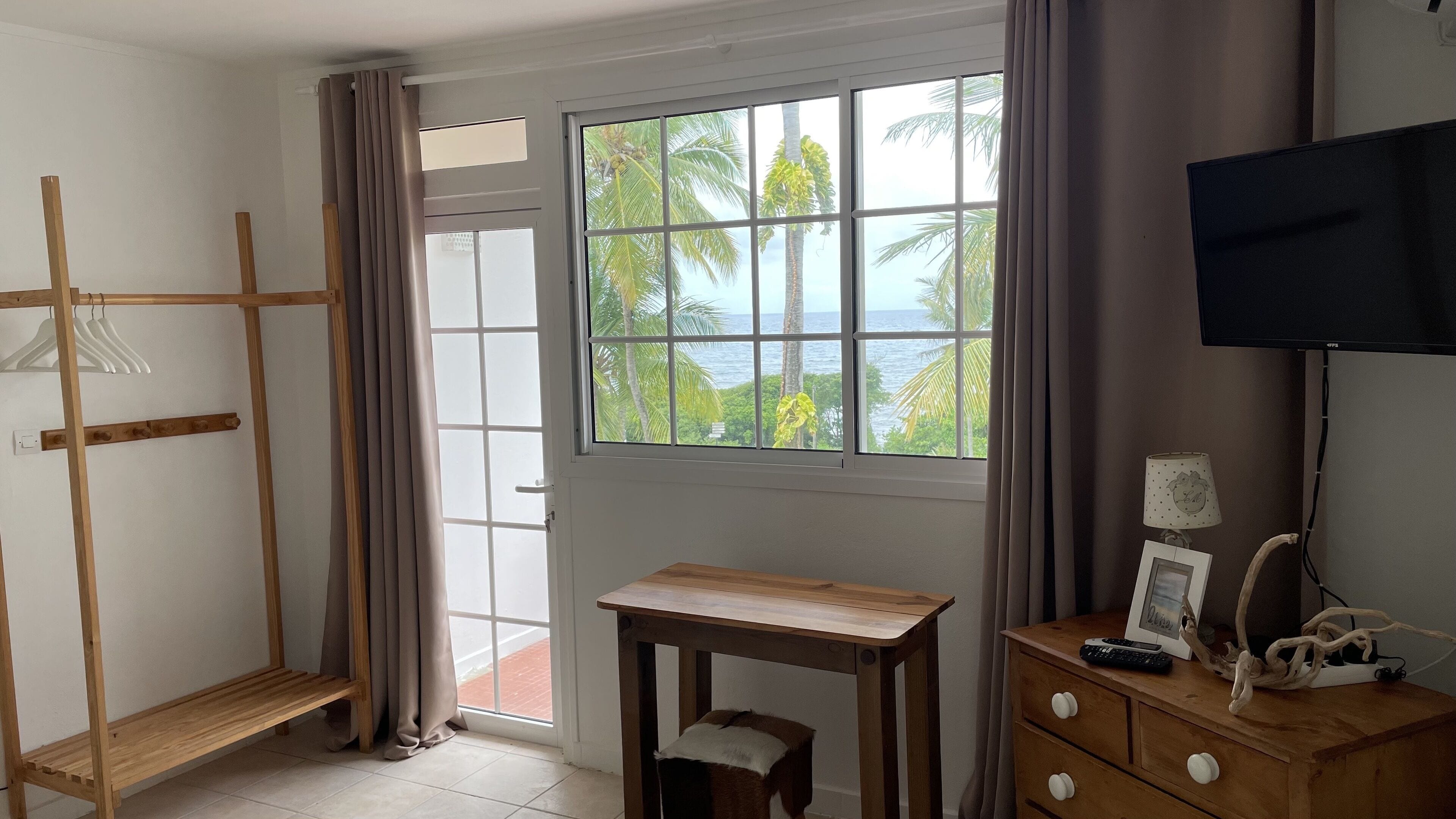 Superior driepersoonskamer, en-suite badkamer, uitzicht op zee | Gratis wifi